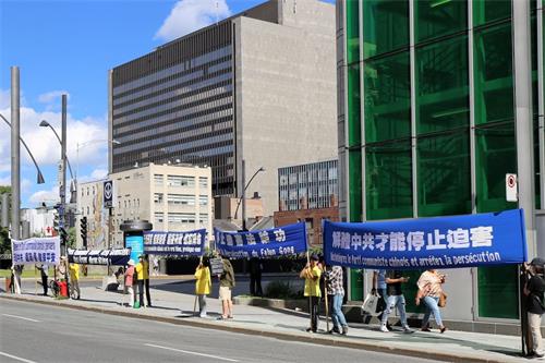 '图4～5：法轮功学员在唐人街地铁站的十字路口展开了真相横幅，声援3.6亿同胞退<span