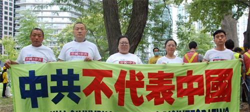 '图17：中国东北辽宁省普通农民张玉成先生（左二）和中国四川三<span