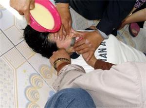 '酷刑:灌玉米糊'