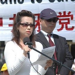 年4月20日在白宫附近,证人安妮与皮特揭露中共活摘器官的滔天罪行'
