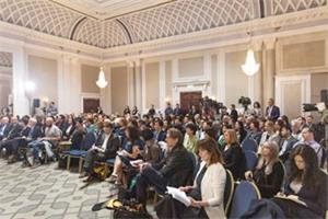 年6月17日,独立人民法庭在伦敦宣判,法庭内聚集了大约200