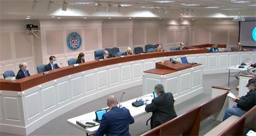 图1: 2021年1月27日,美国弗吉尼亚州弗雷德里克县委员会(the Frederick County Board of Supervisors)通过一项决议案。(县委员会会议视频截图)