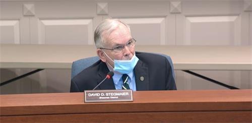 图3: 县委员戴维‧斯蒂格迈尔(David D. Stegmaier )(视频截图)