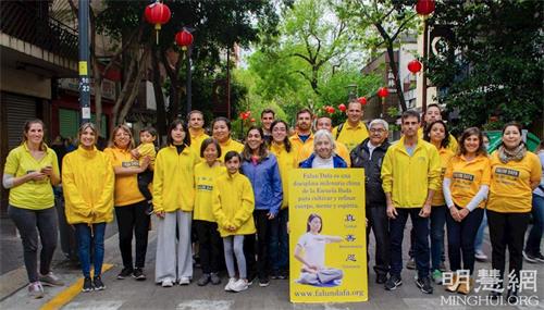 '图6:部份在华人街讲真相的学员合影'