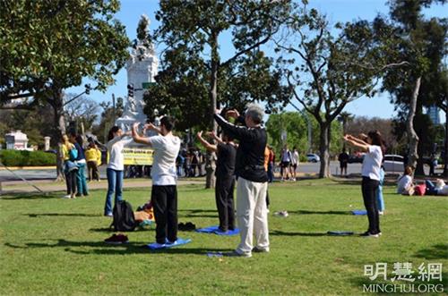 '图8:很多民众现场学炼功法。图为学炼法轮功第二套功法'