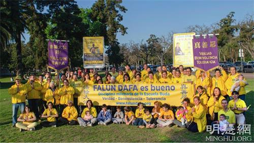 '图9:在公园弘法的部份法轮功学员合影'