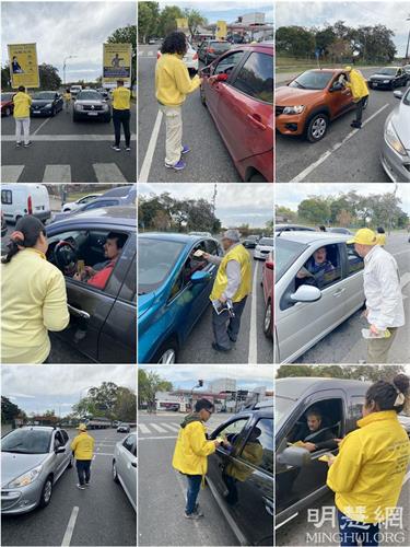 '图10:学员们向过往车辆发放传单并快速地讲真相'