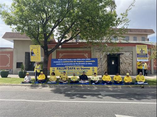 '图11:学员们在中使馆前发正念'