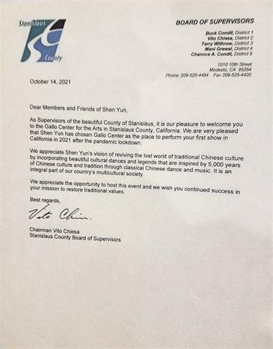 '图1：神韵艺术团莅临加州莫德斯托演出前，斯坦尼斯劳斯县议会贺信，祝神韵艺术团继续成功复兴传统价值。'