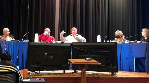 '图1:二零二一年十一月三日,美国弗吉尼亚州弗卢万纳郡(Fluvanna County)郡议会全票通过决议案,强烈谴责中共对法轮功学员的迫害和活摘器官的罪恶。图为郡议会现场。'