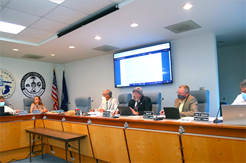 '图2:二零二一年十月十二日,爱塞克斯郡(Essex County)通过的决议案,谴责和抵制中共活摘法轮功等良心犯器官的行径。图为九月十四晚,美国弗吉尼亚州爱塞克斯郡(Essex County)郡委会讨论现场。'