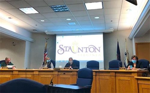 '图3:二零二一年十月十四日,美国弗吉尼亚州斯汤顿市(Staunton City)一致通过一项决议案,抵制中共活摘法轮功学员等良心犯器官的行径。图为市议会现场。'