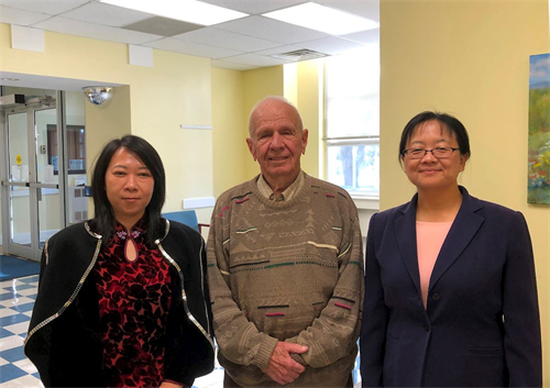 '图4:二零二一年十一月,弗州弗卢万纳郡决议案的发起人、郡议员唐纳德・韦弗(Donald W. Weaver)先生和法轮功学员合影。'