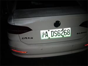 图1:对瞿飞非法监控的警察乘坐的车辆