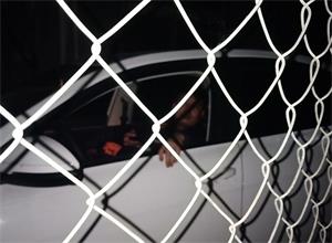 图2:对瞿飞非法监控的警察