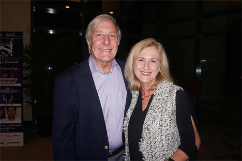 '图3：二零二一年十二月十八日晚，咨询公司创办人、首席执行官简·米克斯-科赫（Jean Meeks-Koch）博士与医生丈夫汤姆·科赫（Tom Koch）一同观看了神韵在北查尔斯顿的首场演出。她认为神韵致力于复兴中国传统文化的使命“太了不起了”！（大<span