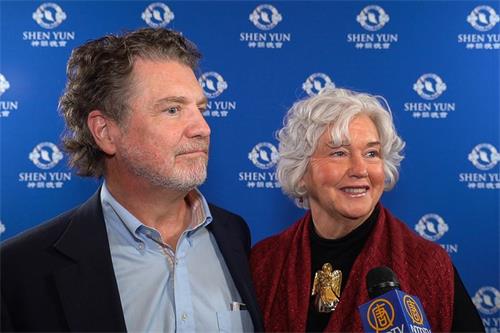 '图4：二零二一年十二月十八日晚，一家非营利机构的创办人、资深顾问和培训师玛莎·汤布林（Martha Tumblin）与丈夫布鲁斯·怀特（Bruce White）一同观看了神韵北美艺术团在查尔斯顿的精彩演出。（新<span