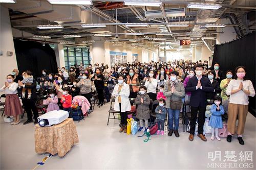 '图1～3：台湾法轮大法修炼心得交流会中，六千多名法轮功学员，在主厅及台语厅、儿童厅，同步恭祝师父新年好！'