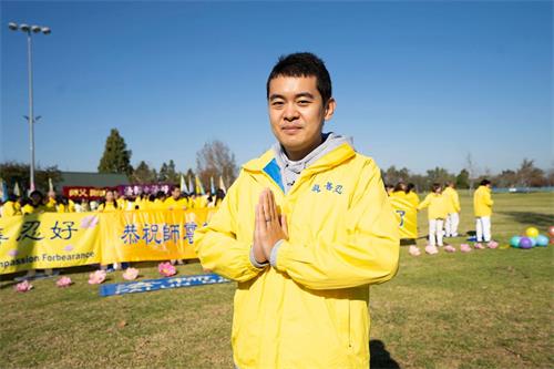 '图3：生物化学博士陈力双手合十谢师恩。（大<span