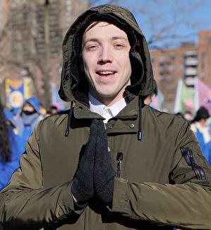 '图3:今年三十三岁、修炼法轮功两年的西人学员扬科夫斯基(Igor Jankovski)学炼法轮功,明白了人生的意义。'