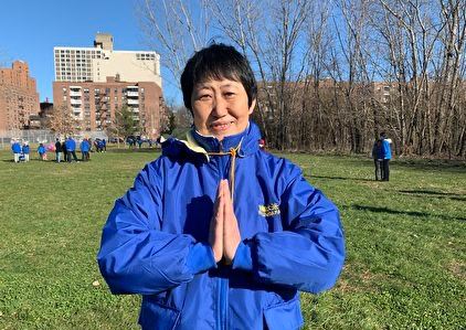 '图4:夏女士双手合十谢师恩。'