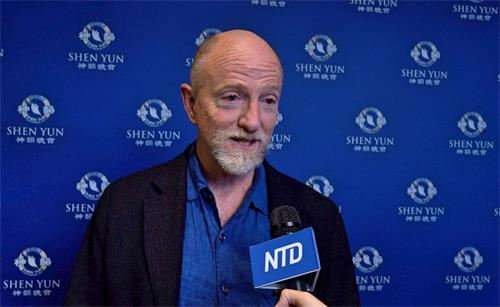 '图3：思科产品销售部经理大卫·利奇（David Leach）在圣荷西观赏了十二月二十三日下午的神韵演出。他说：神韵演出散发出令人惊叹的能量，令他着迷。（新<span