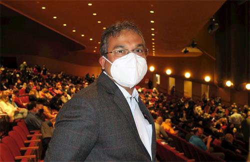 '图4：罗氏（Roche）制药公司的数据科学部门主管塞拉·艾哈迈德（Seraj Ahmad）观赏了十二月二十三日下午的第二场演出。他说神韵是“视觉飨宴”。（大<span