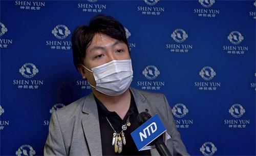 '图5：来自中国大陆的年轻人罗伯特（Robert）观看了二零二一年十二月二十二日的演出。（新<span