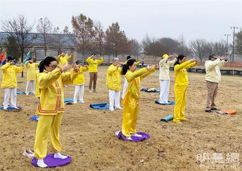 '图1~2:达拉斯学员在布兰诺市(City of Plano)的Russell Creek公园集体炼功。'