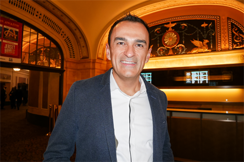 '图2：世界财富五百强公司、世界四大粮商之一“嘉吉”（Cargill）副总监克劳德米尔·巴莱斯特拉（Claudemir Balestra）观赏了十二月四日晚，神韵在明尼阿波利斯市奥菲姆剧院的演出。（大<span