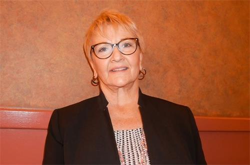 '图4：明尼苏达州哥伦比亚高地市（Columbia Heights City）市议员凯蒂·雅各布斯（Katie Jacobs）观赏了十二月四日晚的演出，她认为神韵是最好的演出。（大<span