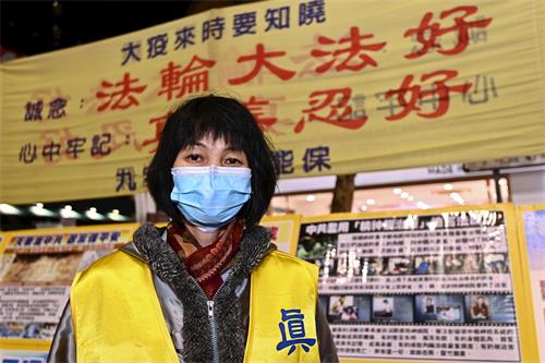 '图5:法轮功学员阿珍表示,虽然青关会仍每天来干扰,学员会坚守街头讲真相,直至迫害结束。'