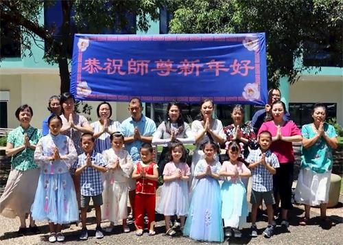 '图2:布里斯班华人区真相点的部份法轮功学员恭祝法轮功创始人李洪志师父新年好!'
