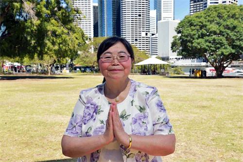 '图7:华裔女士赵琳感恩李洪志师父让她能有修炼的机缘!'