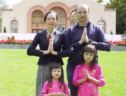 图4:陶女士一家恭祝师尊过年好。