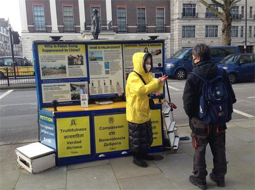 '图5：二零二一年二月十一日（庚子年除夕），生活在伦敦三十多年的香港华侨洪先生与付女士交谈，了解三<span