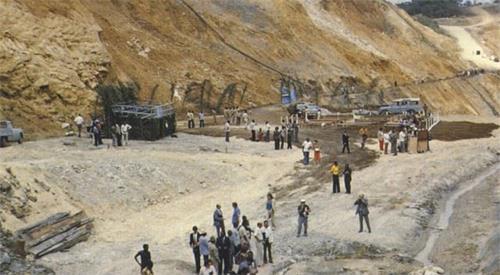 '图25:世界各地科学家对反应堆考察现场'