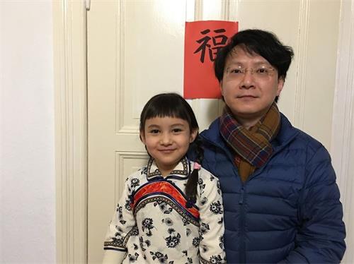 '图:王臻和七岁的女儿'