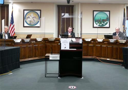 '图:福基尔县委员会主席、决议案发起人克里托伯·巴特勒(Chirstopher Butler)'