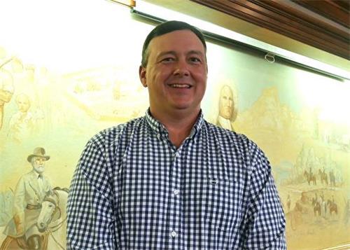 '图2:2021年3月21日,美国弗吉尼亚州斯波特夕法尼亚县委员会主席凯文‧马歇尔(Kevin Marshall)在政府会议大厅。'