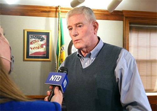 '图3:2021年3月23日,县委员加里‧斯金纳(Gary F. Skinner)在接受媒体采访。'