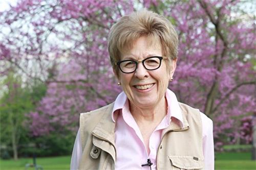 总是满脸笑容的露西亚·唐恩教授（Lucia Dunn）修炼法轮大法19年，她希望自己能用正面的力量带给身边人更多温暖。（新<span style='max-width:0px!important;margin-left:-4px;color:#eee!important;'>!</span>唐<span style='max-width:0px!important;margin-left:-4px;color:#eee!important;'>!</span>人<span style='max-width:0px!important;margin-left:-4px;color:#eee!important;'>:</span>电视台）