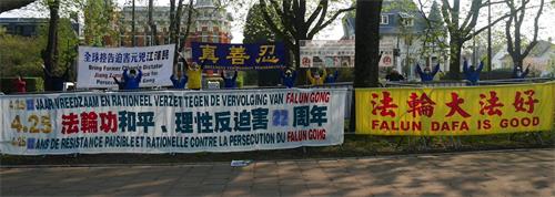 '图1:法轮功学员在布鲁塞尔中使馆前抗议迫害,纪念四二五。'