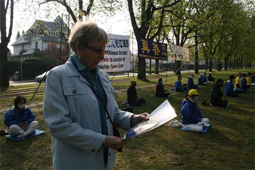 '图3:马滕斯太太(Martens)了解中共迫害法轮功的真相。她和丈夫都支持法轮功学员反迫害。'