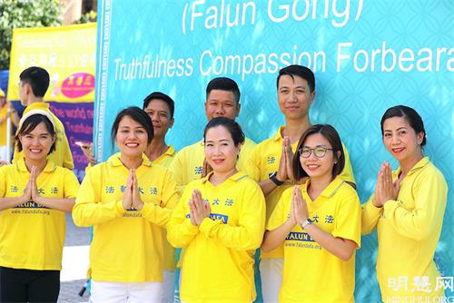 图2：昆士兰越南裔法轮功学员恭祝李洪志师父生日快乐！