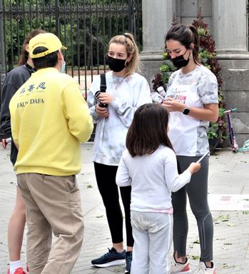 '图7：法轮功学员向行人讲述大法真相'