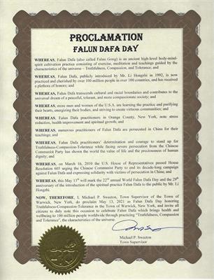 '图13:纽约州橙县华威克镇镇长迈克尔·斯威顿(Michael