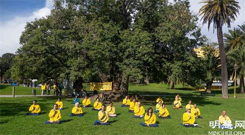 '图10~13:五月十五日至十七日,连续三日,阿根廷学员分散到市区的多个公园和市中心街道,继续传播法轮功的真相。'