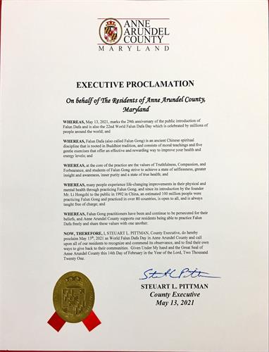 '图:美国马里兰州安阿伦德尔郡(Anne Arundel County)颁发褒奖,宣布五月十三日为安阿伦德尔郡“世界法轮大法日”。'