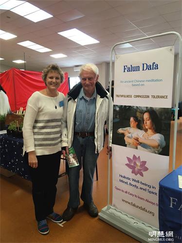 '图1：沃特夫妇支持法轮功学员反迫害'